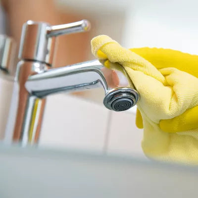 Kako brzo ukloniti kamenac sa slavina i tuš kabina bez oštećenja